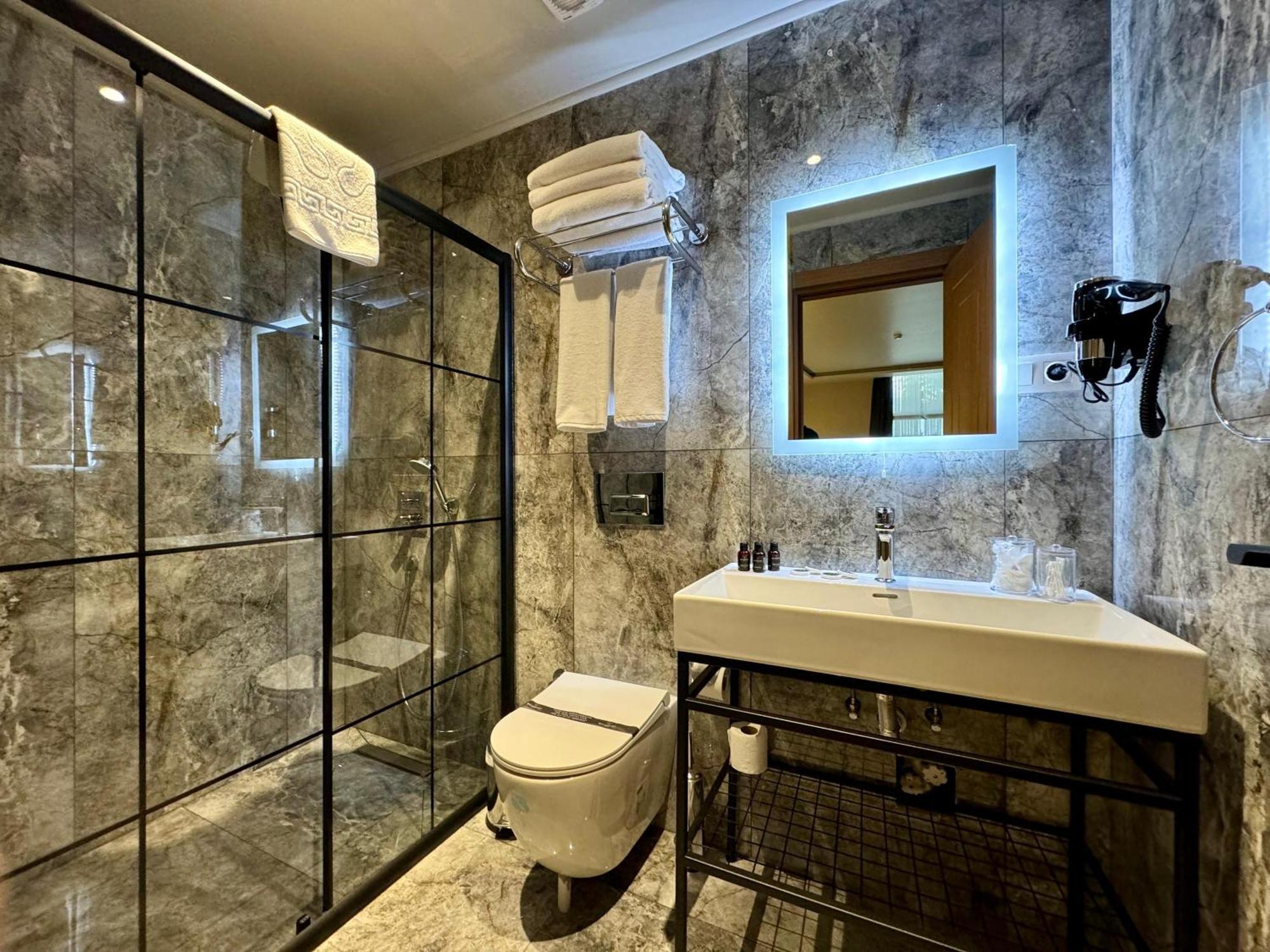 Weingart Suites Hotel Istanbul Exterior photo
